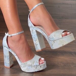 Bella Belle Catarina Platform Heels Blue Floral NEW in Box